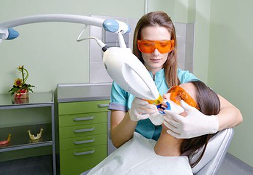 Professionelles Zahnbleaching mit Laser-Licht - weissezaehnebleaching.de