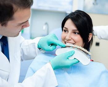 Zahnfarbskala beim Zahnarzt