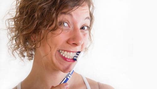 Frau hat Spaß beim Zähne putzen