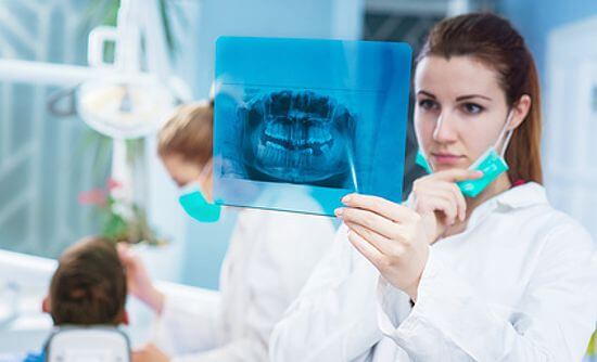 Zahnärztin betrachtet Röntgenbild - weissezaehnebleaching.de
