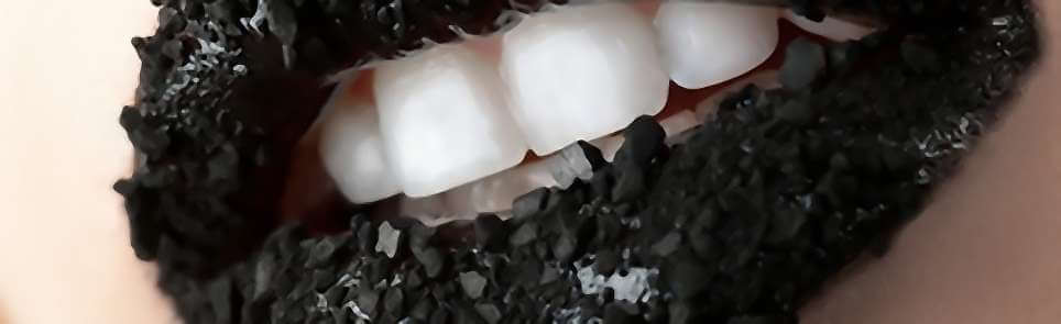 Holzkohle für weiße Zähne